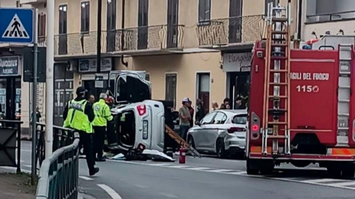 Auto si ribalta ad Alpignano, traffico in tilt in via Mazzini