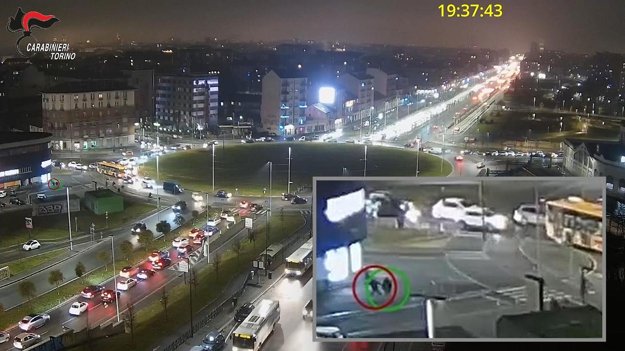 Accoltellato per un debito da 30mila euro in piazza Baldissera: quattro arresti