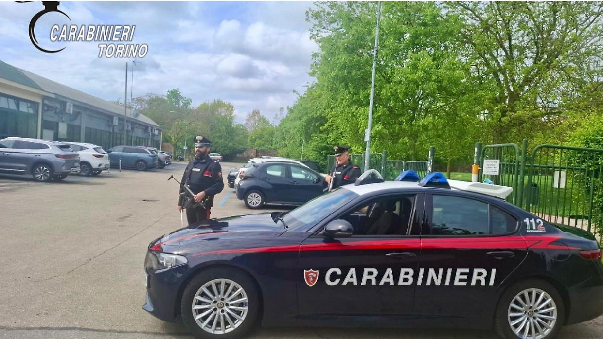 Accoltellamento nella notte a Chieri: denunciato un 20enne, vittima ferita con un fendente all'addome 