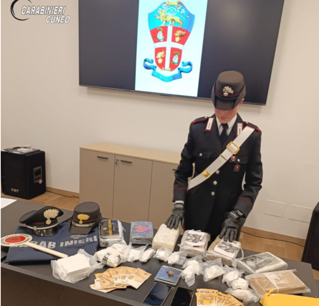 Dieci chili di cocaina sepolti in un orto: il maxi-sequestro dei carabinieri nel Cuneese