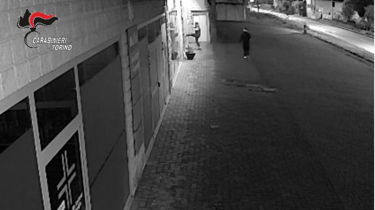 Giovanissimi, violenti e senza freni: spaccata all&rsquo;alba in un negozio della provincia