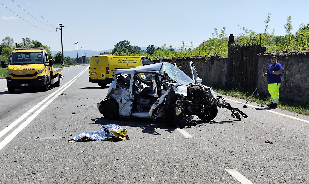 Auto si schianta contro un muro a Venaria: morta una donna di 65 anni