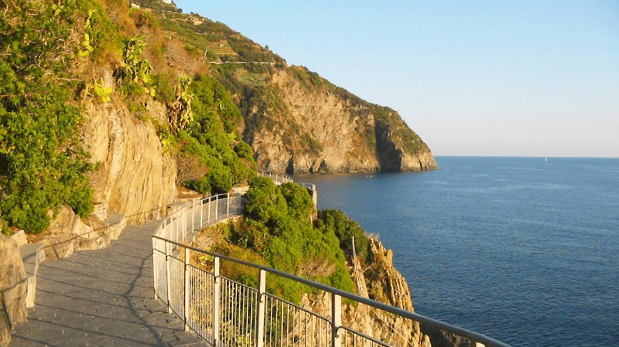 Un nuovo cammino collega Piemonte e Liguria: cosa si incontra (e si mangia) lungo la strada