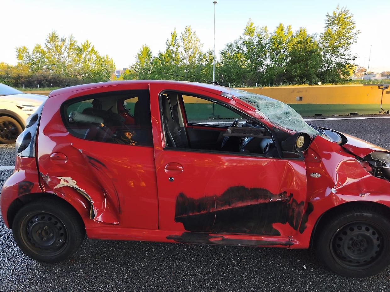 Incidente sulla A4 verso Milano: scontro tra auto e mezzo pesante, traffico in tilt