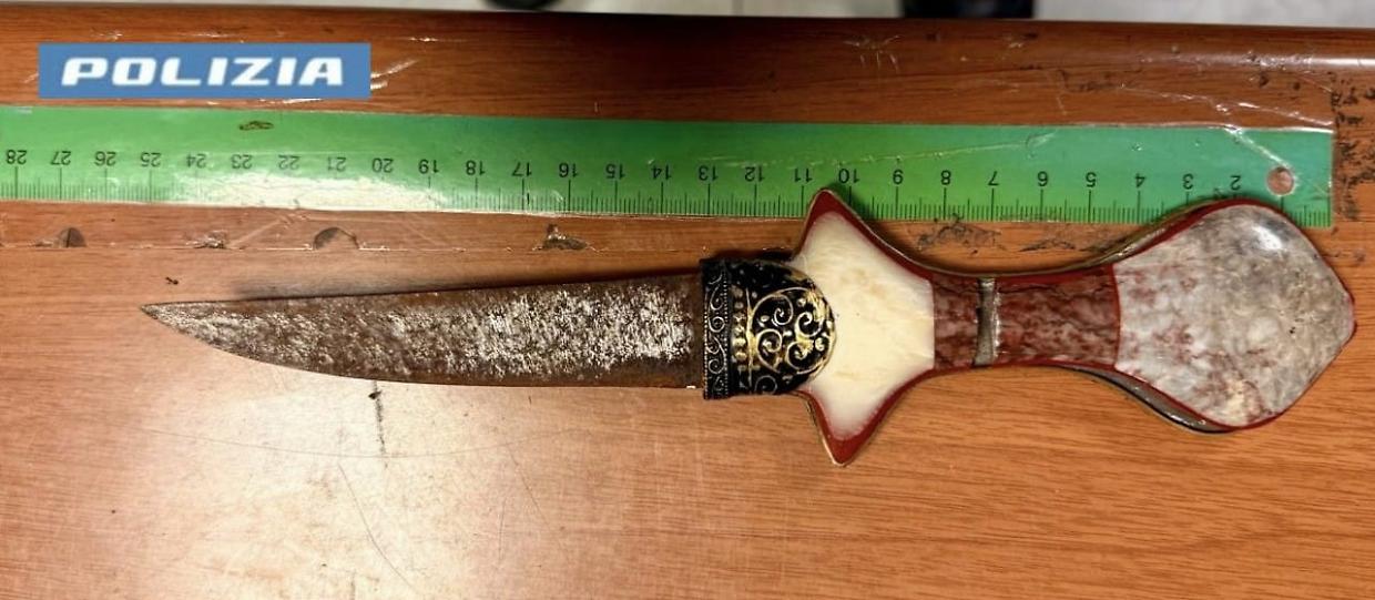 Borgo Vittoria, uomo armato di pugnale minaccia i passanti: arrestato dalla polizia