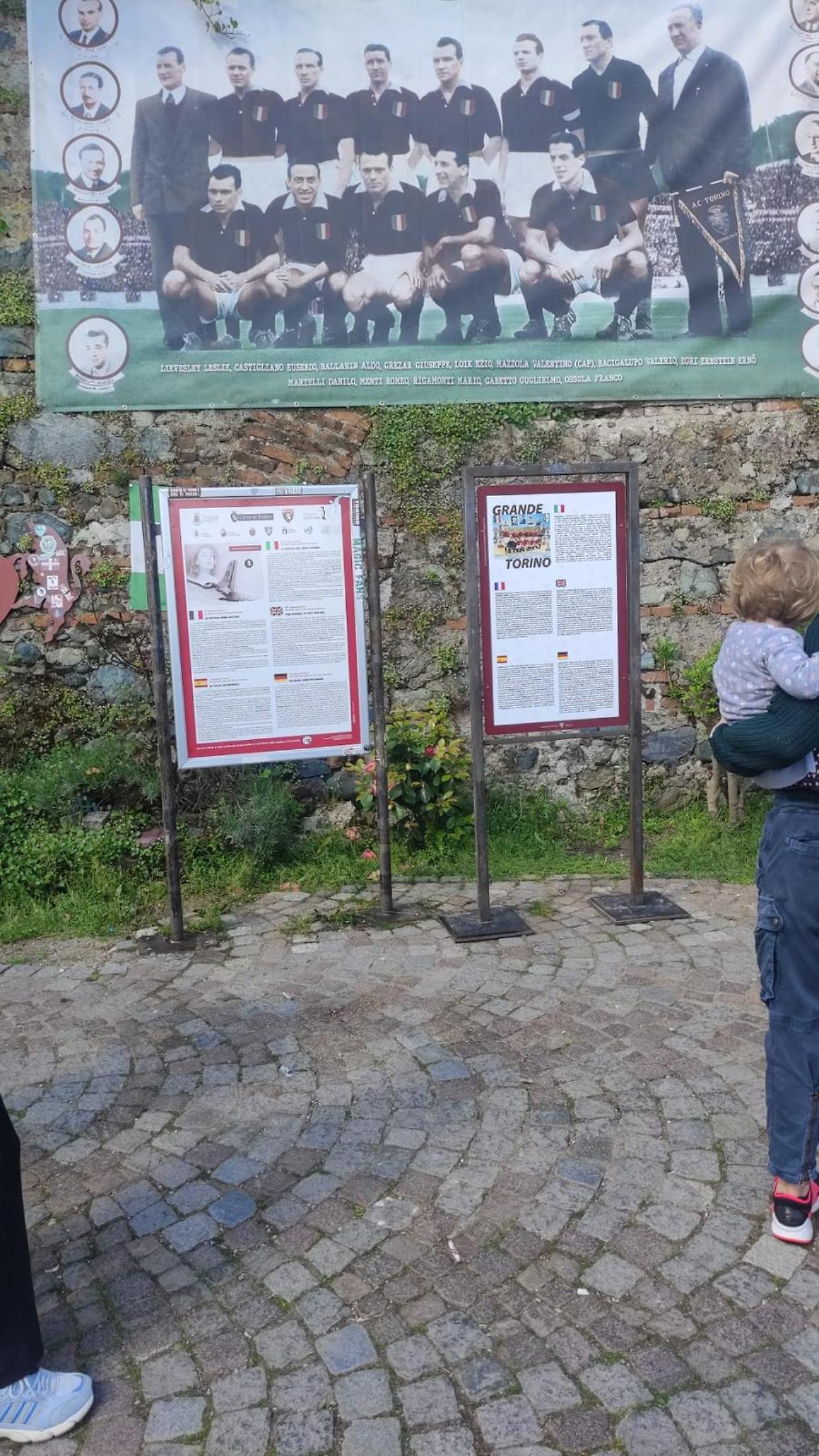 Il totem a Superga di fianco alla lapide del Grande Torino