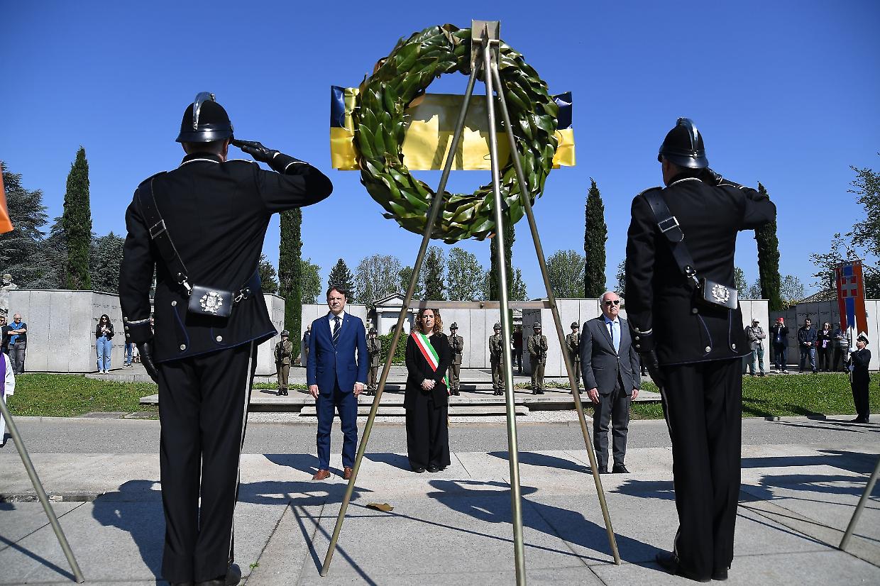 Gli omaggi della citt&agrave; ai Caduti 