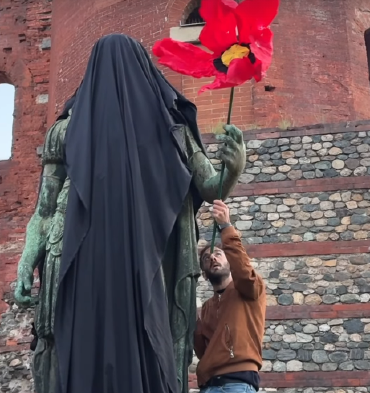 Torino, il 25 aprile di Extinction Rebellion: un telo nero su Cesare e Augusto e un messaggio al governo