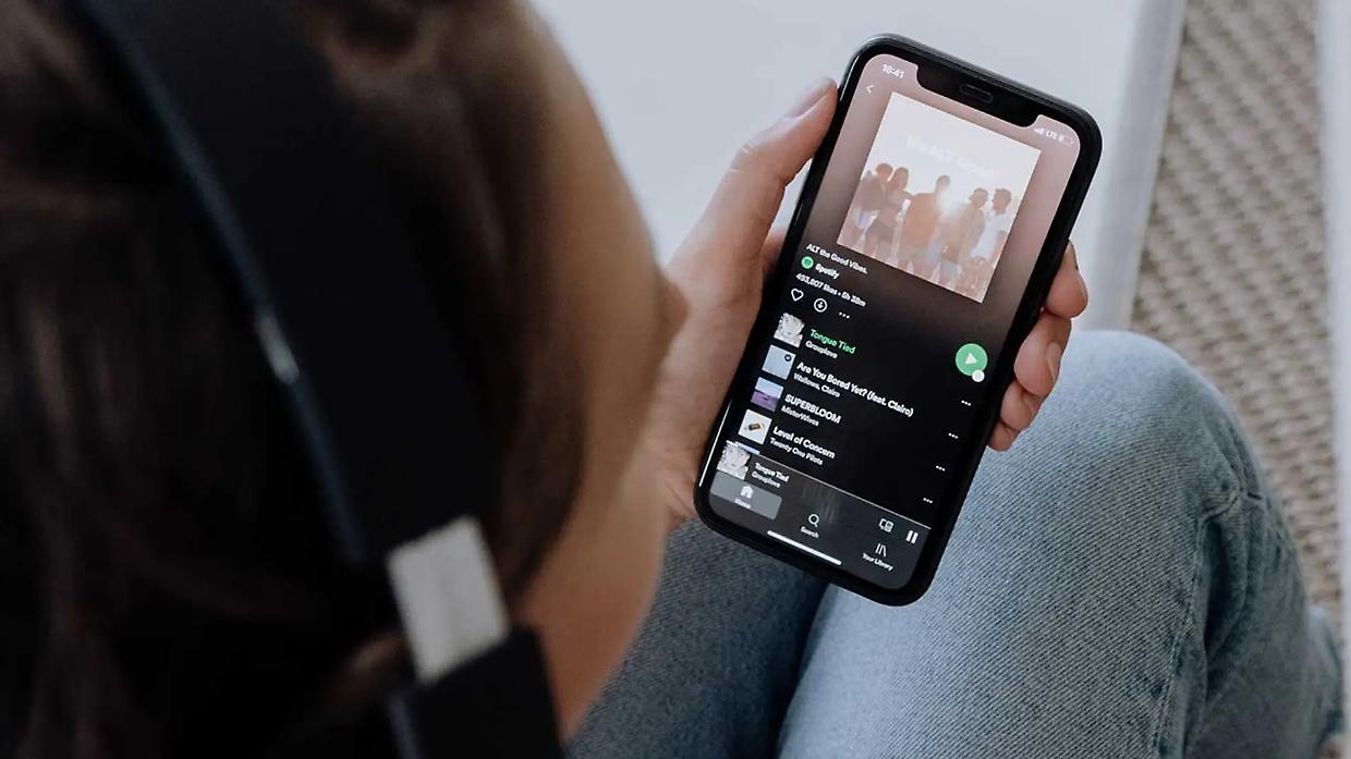 Spotify, arrivano i nuovi tag per riconoscere i brani creati con l'IA