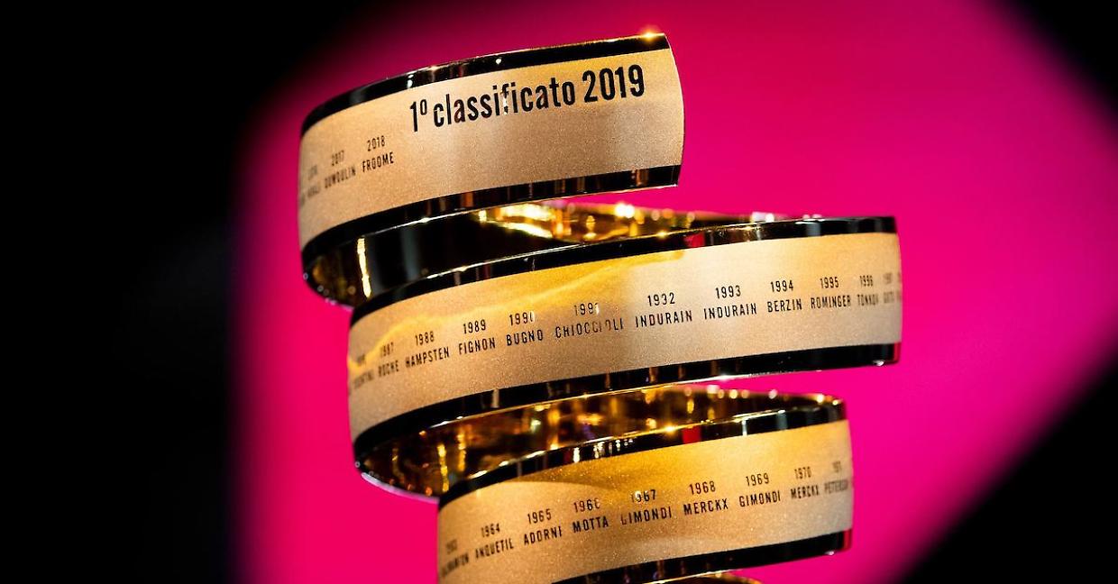 Giro d&rsquo;Italia, il trofeo in esposizione a Novi