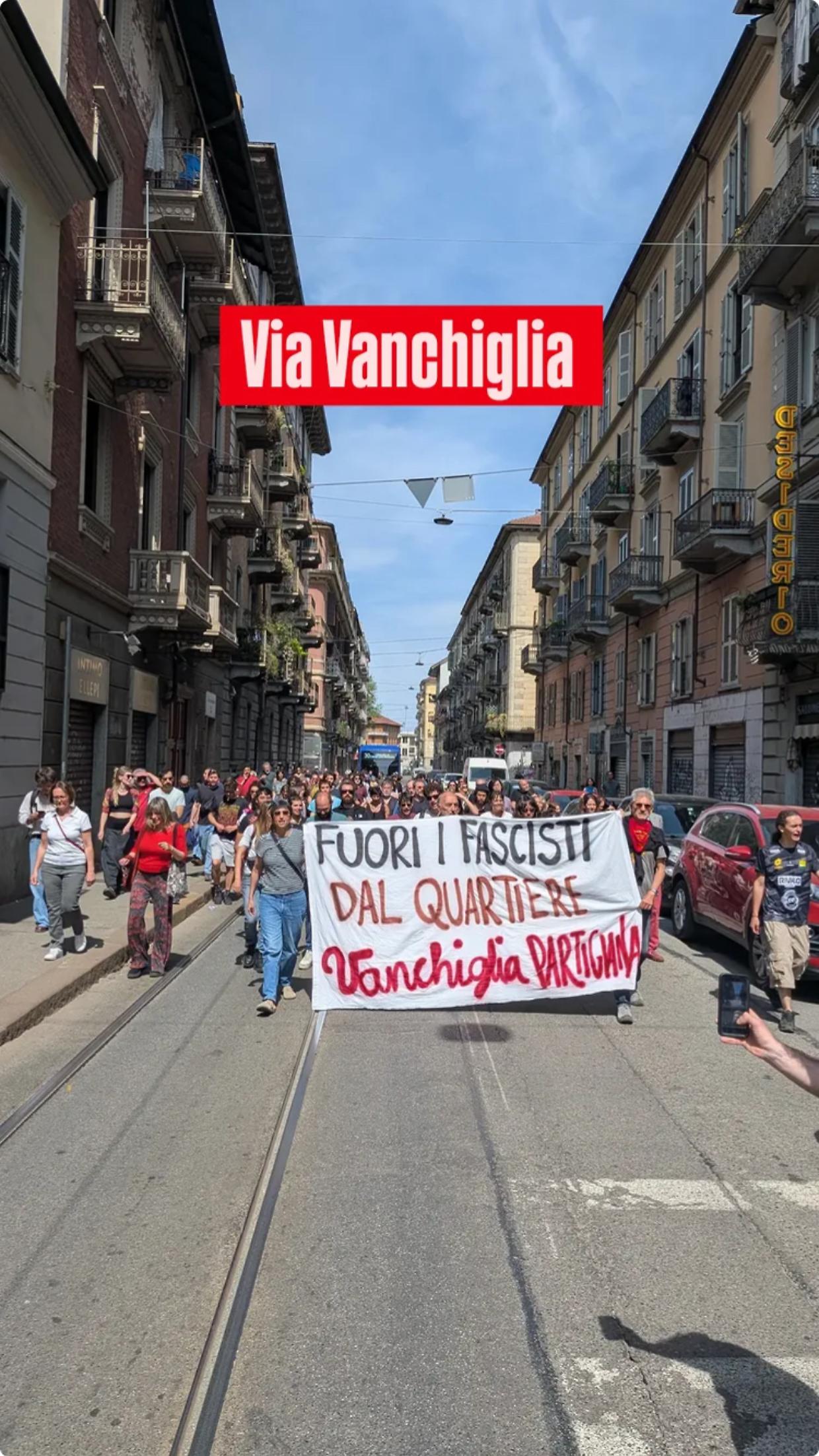 Targa distrutta, cittadini in piazza