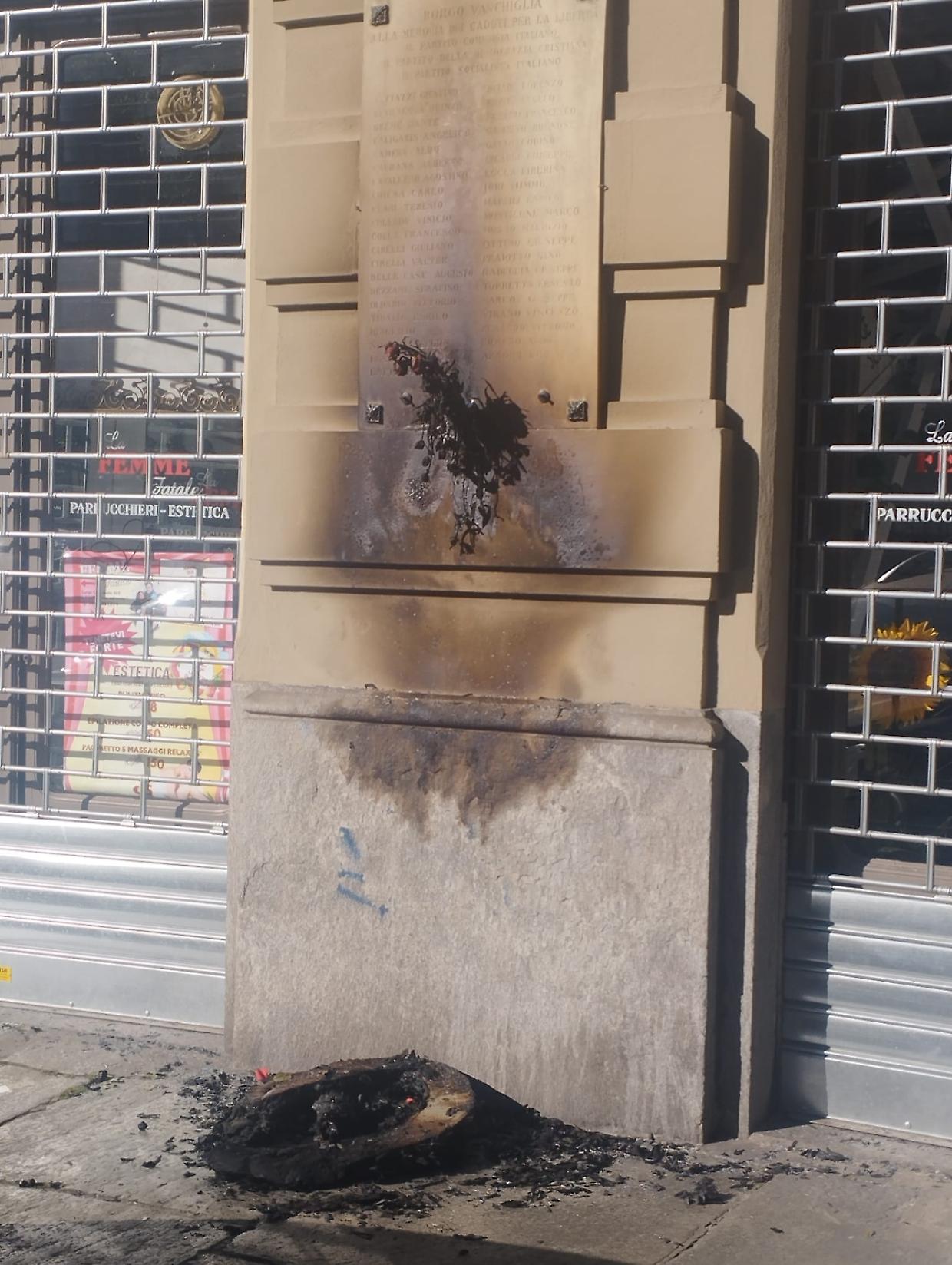 Bruciata la targa partigiana in Vanchiglia: &egrave; la quinta profanazione