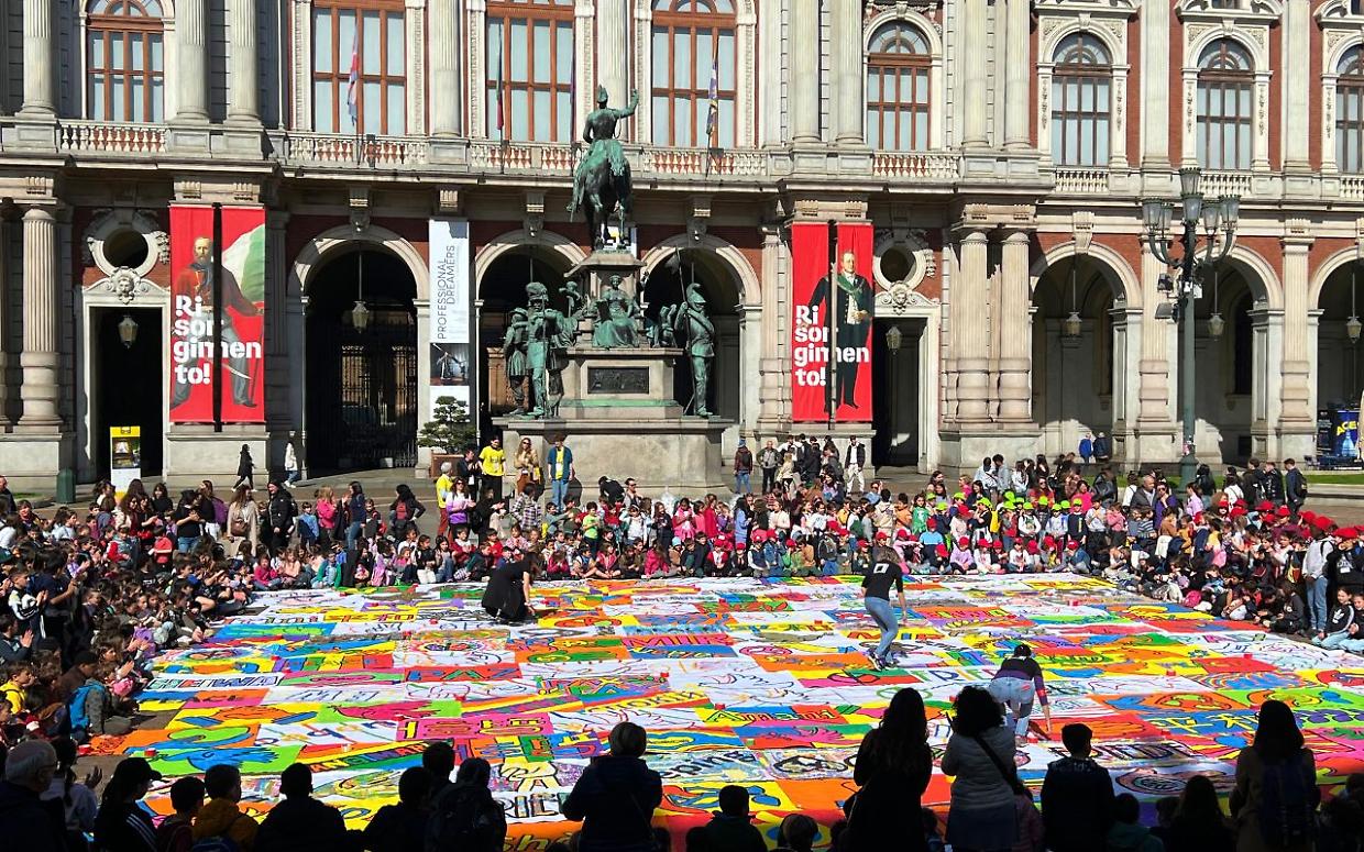 Torino genera bellezza, 200 bambini e Michelangelo Pistoletto disegnano il "Terzo Paradiso"