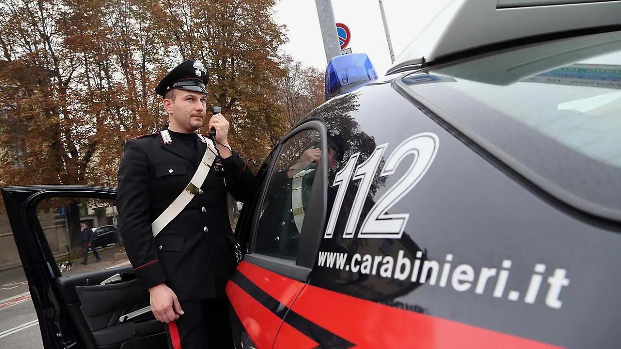 Bimbo di 2 anni chiuso in auto, i carabinieri rompono il vetro e lo salvano