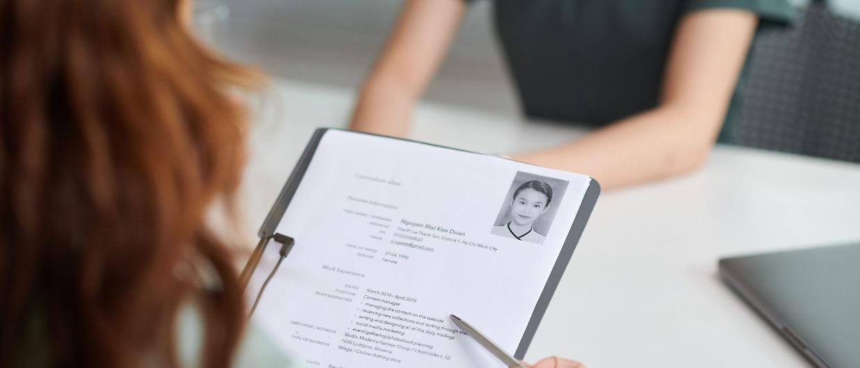 Curriculum vitae, esplode l'uso dell'IA, ma le aziende bocciano i profili fotocopia