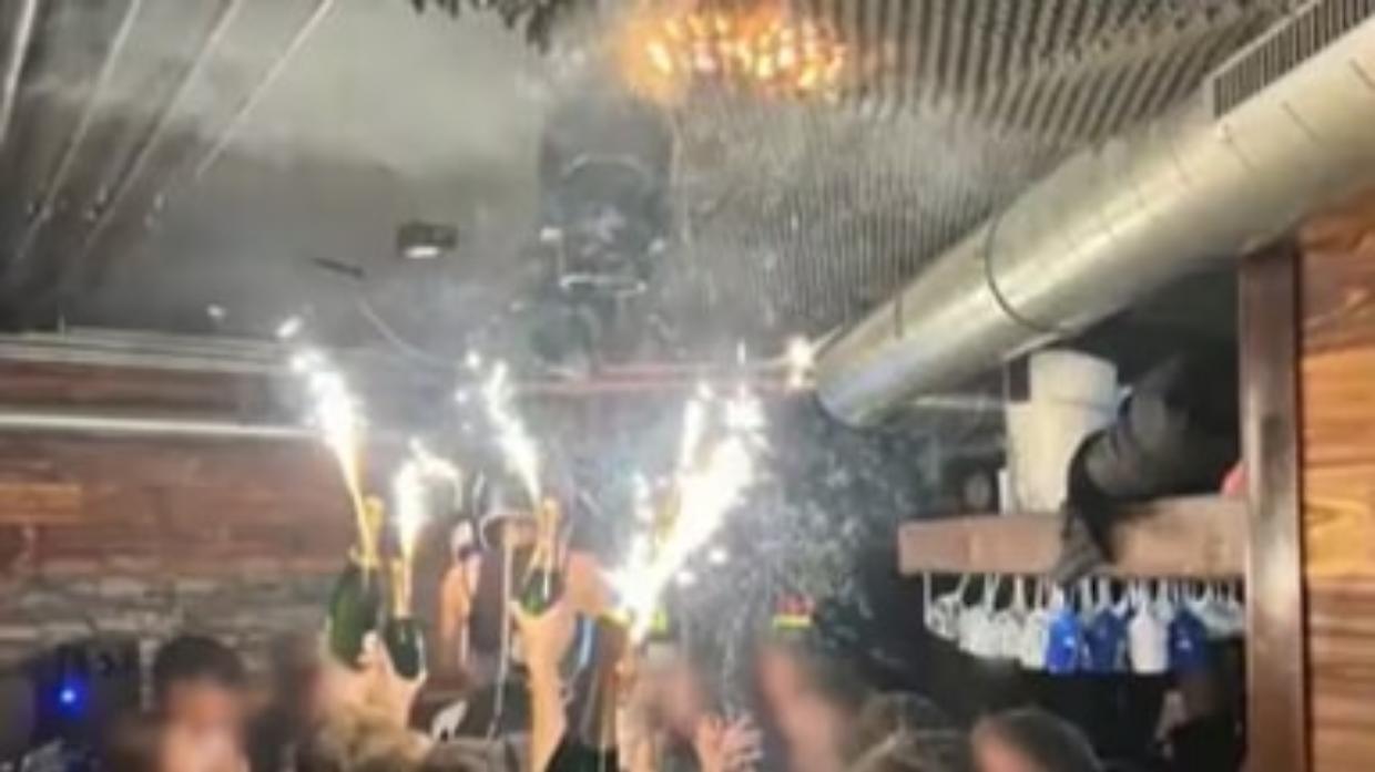 Strage di Crans-Montana, i video della verit&agrave;: &laquo;Jessica Moretti accese le candele e fugg&igrave; spingendo i ragazzi&raquo;