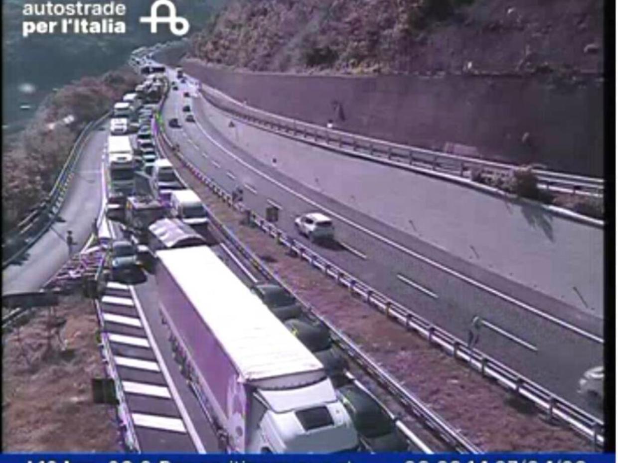 Incidente tra tir sulla A12, detersivi rovesciati sull&rsquo;asfalto: traffico in tilt verso Genova