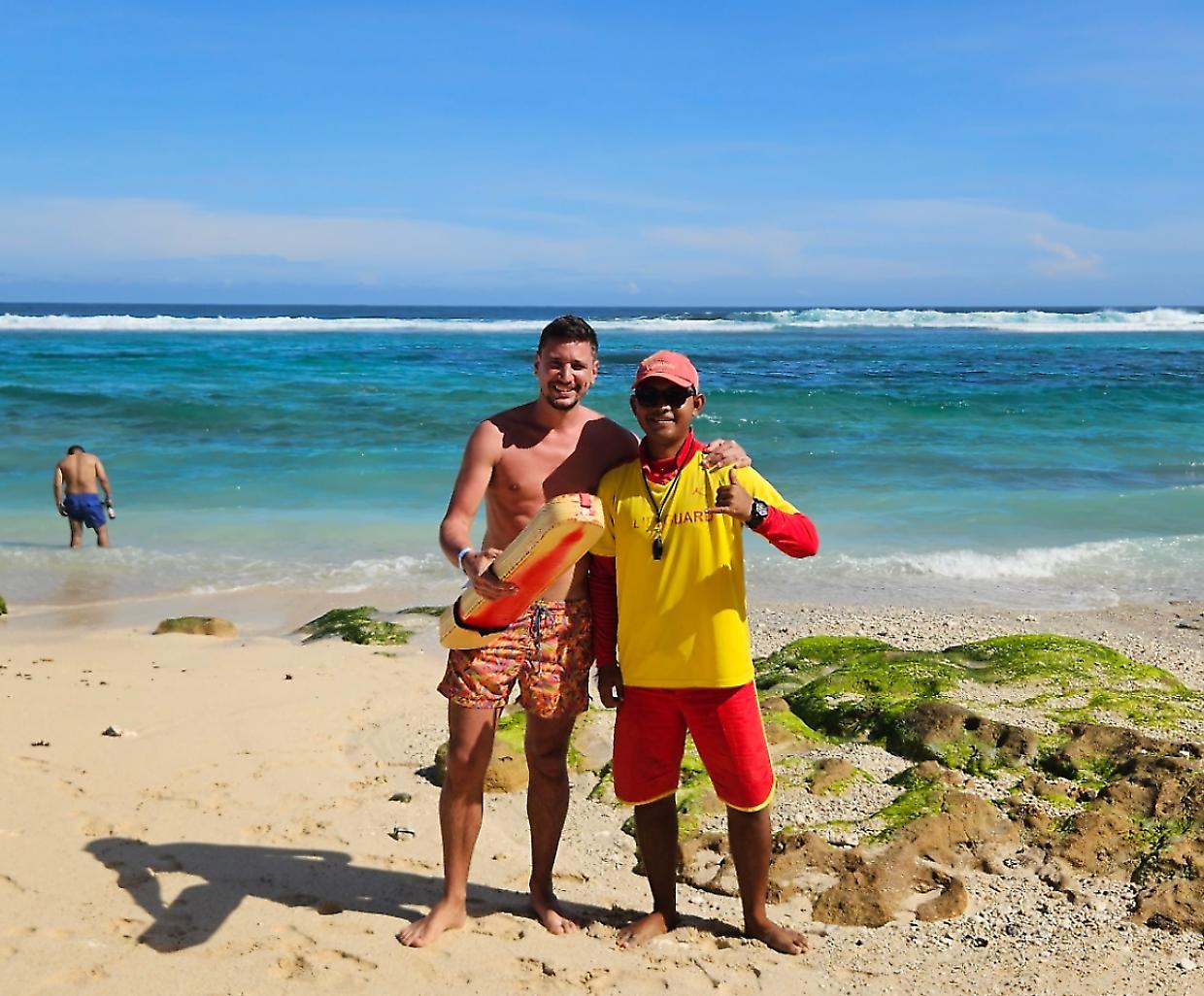 Bali, donna in difficolt&agrave; tra le onde