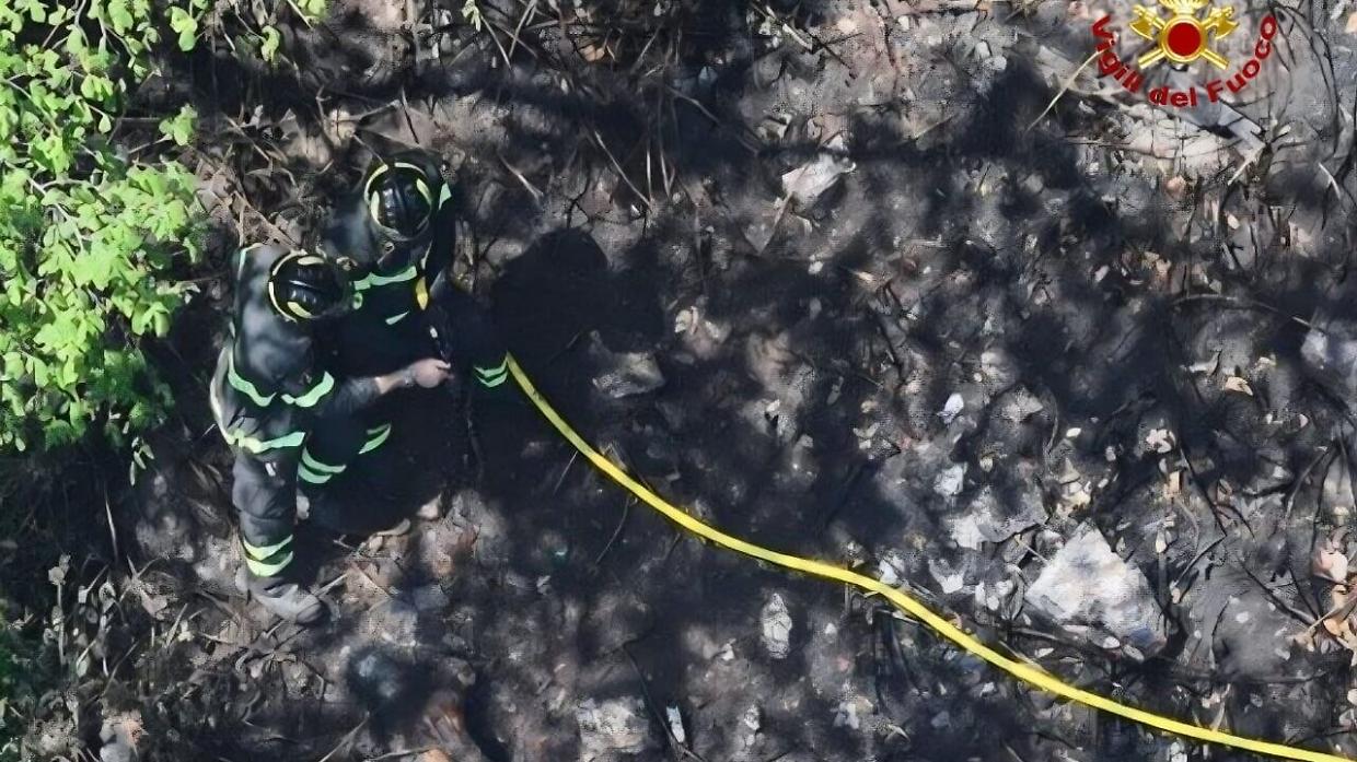 Incendio nei boschi di Brovello-Carpugnino: rogo spento, decisivi l'uso dei droni