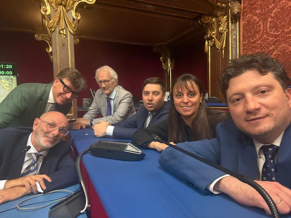 Selfie, pizza e  democrazia, e i consiglieri fanno nottata