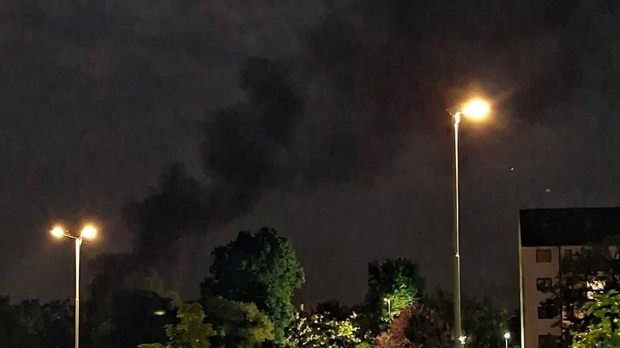 Incendio a Piossasco, in fiamme un capannone industriale: densa colonna di fumo visibile a distanza