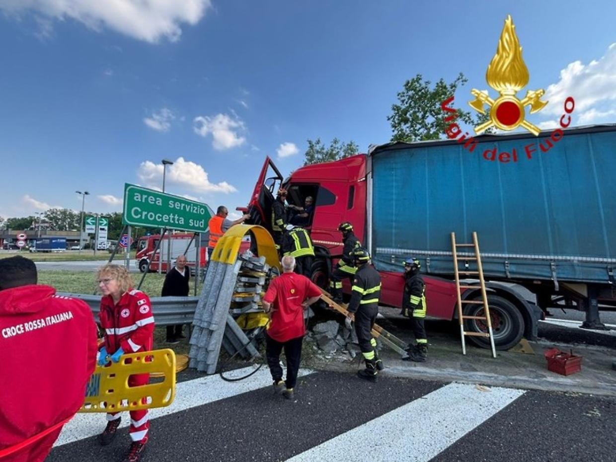 Autostrada A21, camion fuori controllo