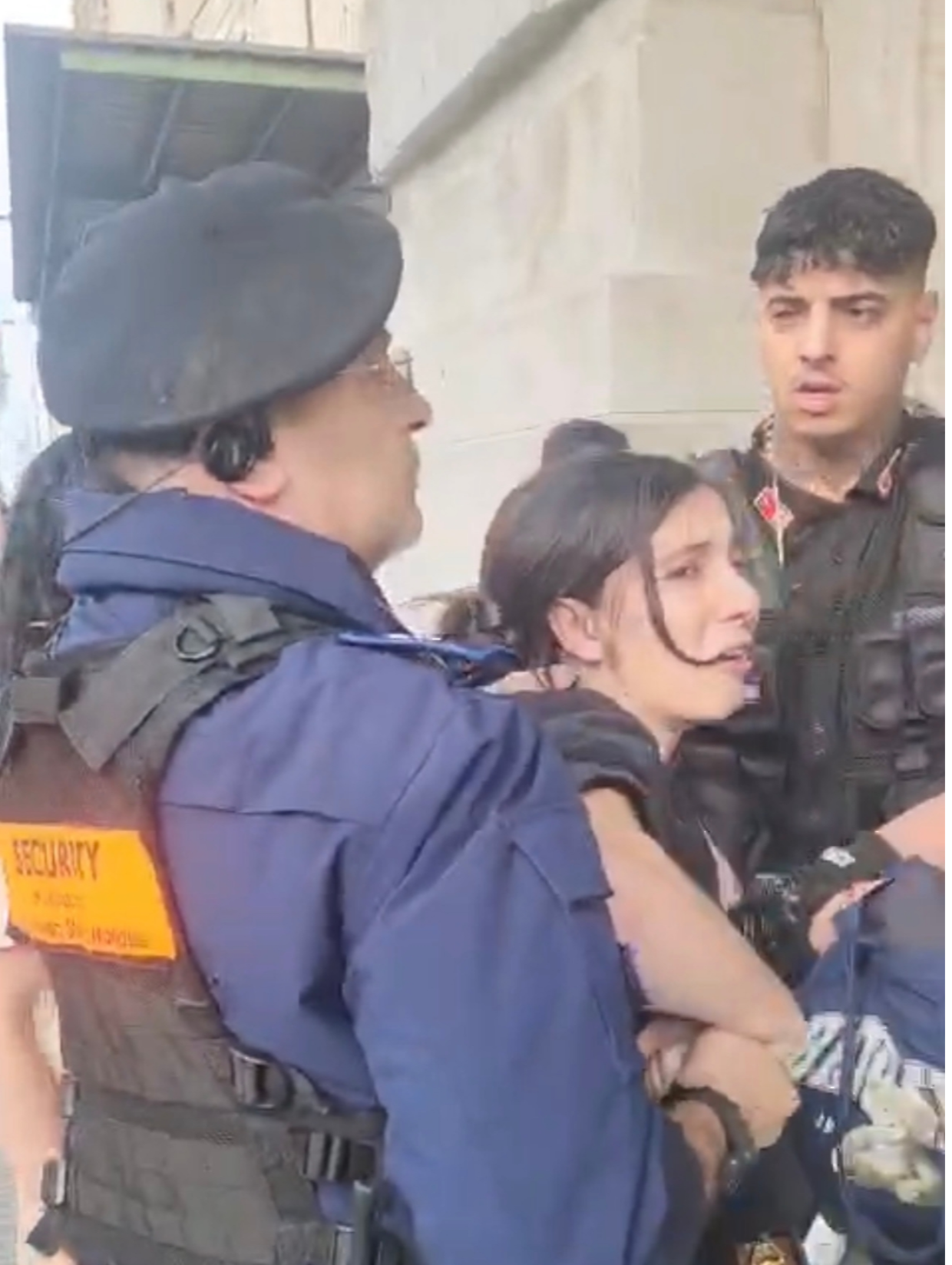 Stazione centrale Milano, borseggiatrice aggredisce un addetto alla sicurezza [VIDEO]