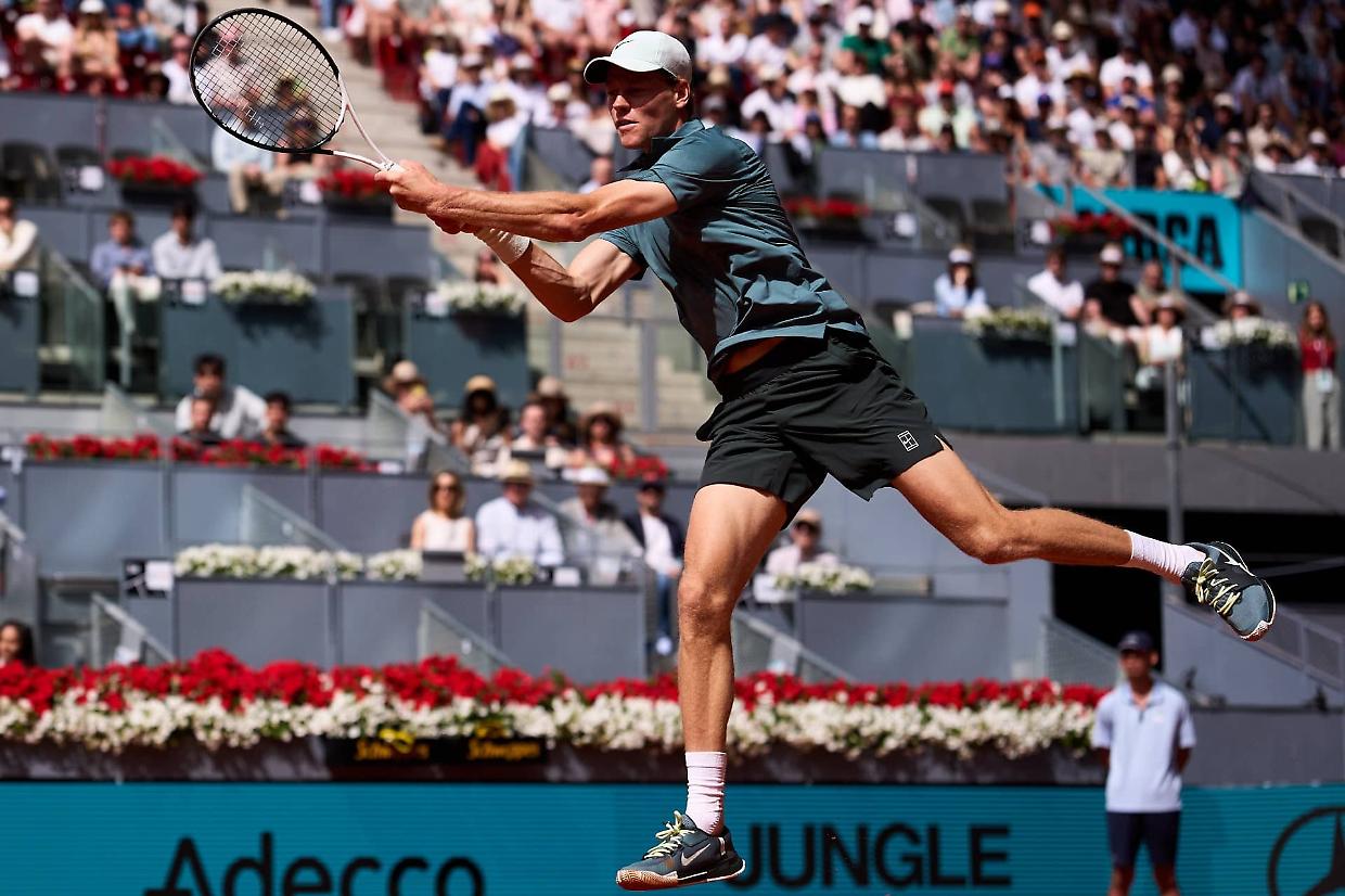 Jannik Sinner batte in due set Rafael Jodar ed &egrave; in semifinale al Masters 1000 di Madrid