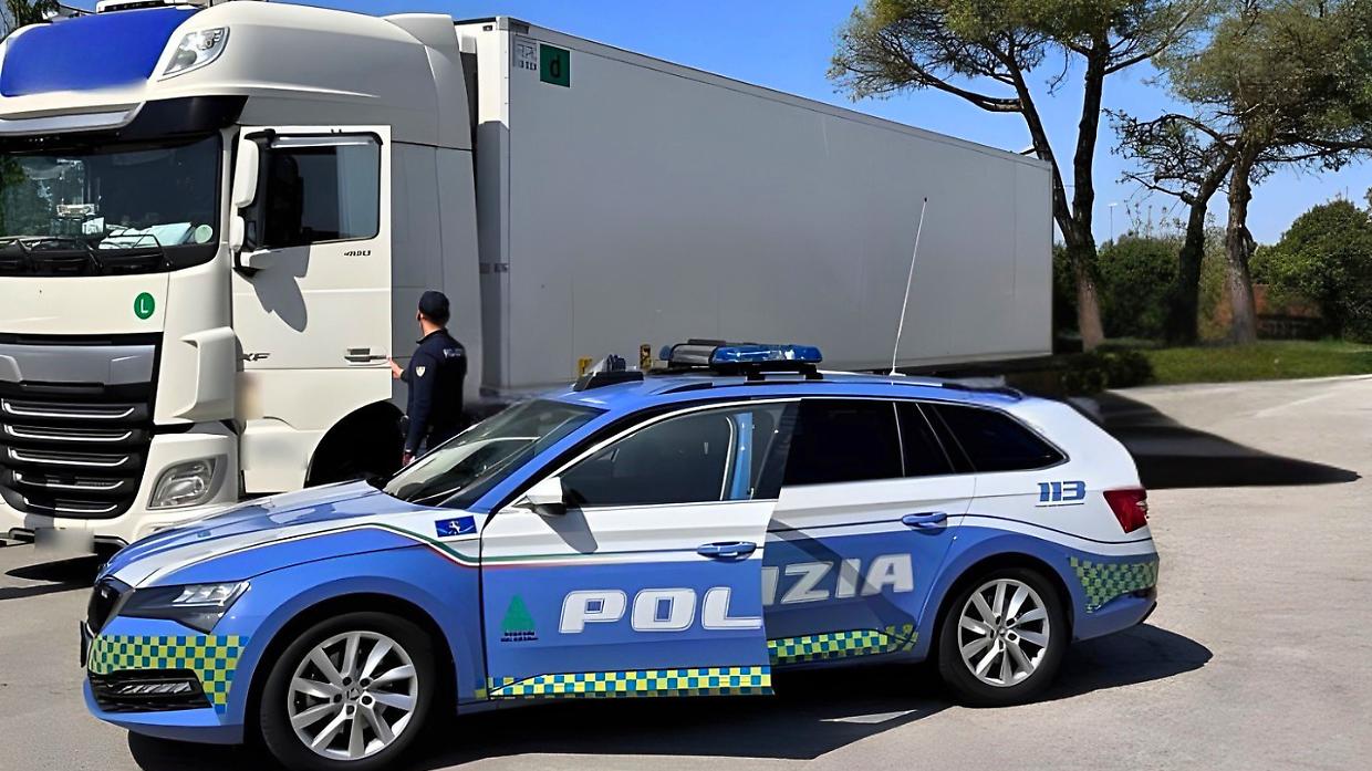 Si getta dal camion in corsa che aveva appena rubato: ladro muore sul colpo
