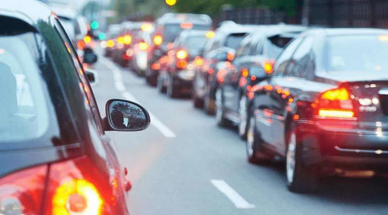 Paura sulla tangenziale di Pinerolo, auto in fiamme durante la marcia, traffico in tilt per un'ora