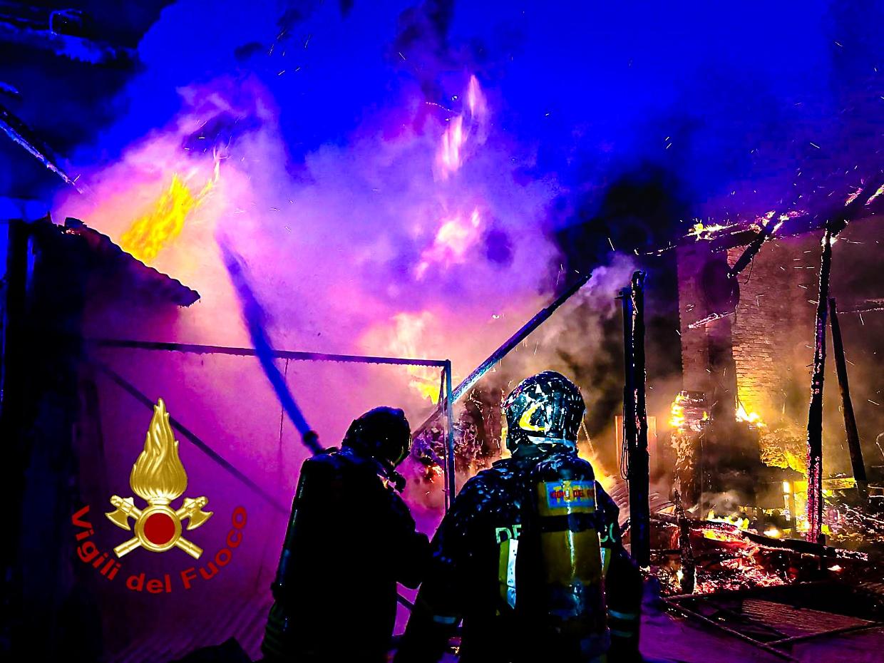 Brucia una tettoia, evacuate le abitazioni a causa dell'incendio