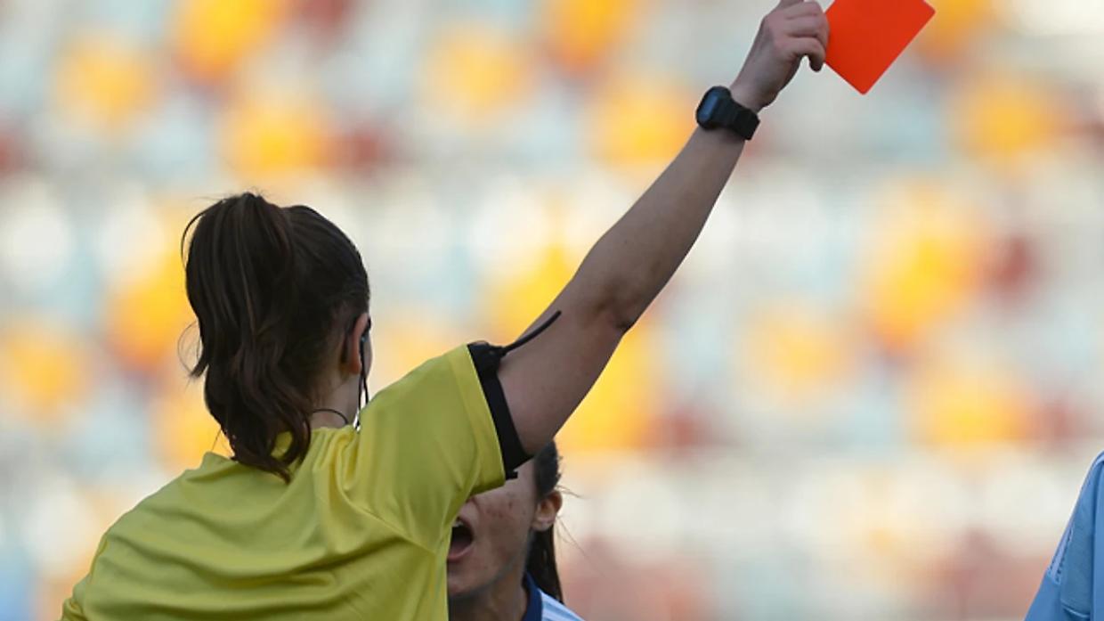 Venaria, la domenica storta del calcio giovanile: insulti all&rsquo;arbitra 16enne e un pugno al padre dopo un rigore