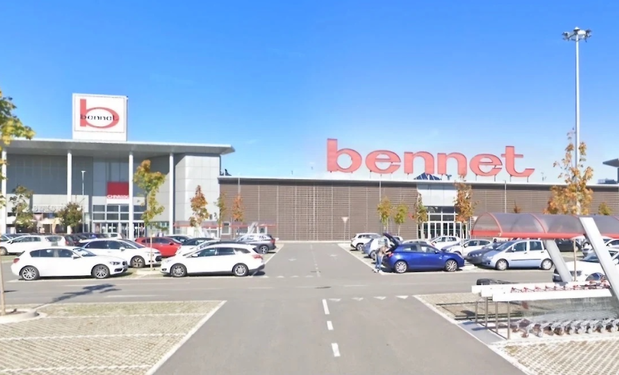 Mocetta scaduta al Bennet, donna incinta al sesto mese finisce all'ospedale