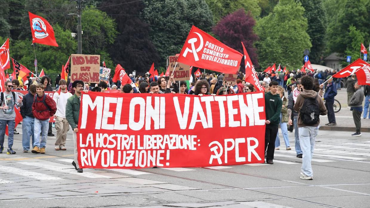 Primo Maggio, spintoni al corteo tra Pd e Fronte Comunista