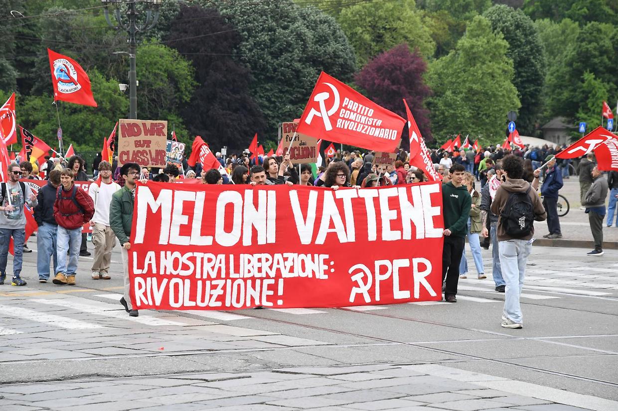 Torino, il corteo del 1&deg; Maggio: Askatasuna in piazza. Alta tensione LIVE