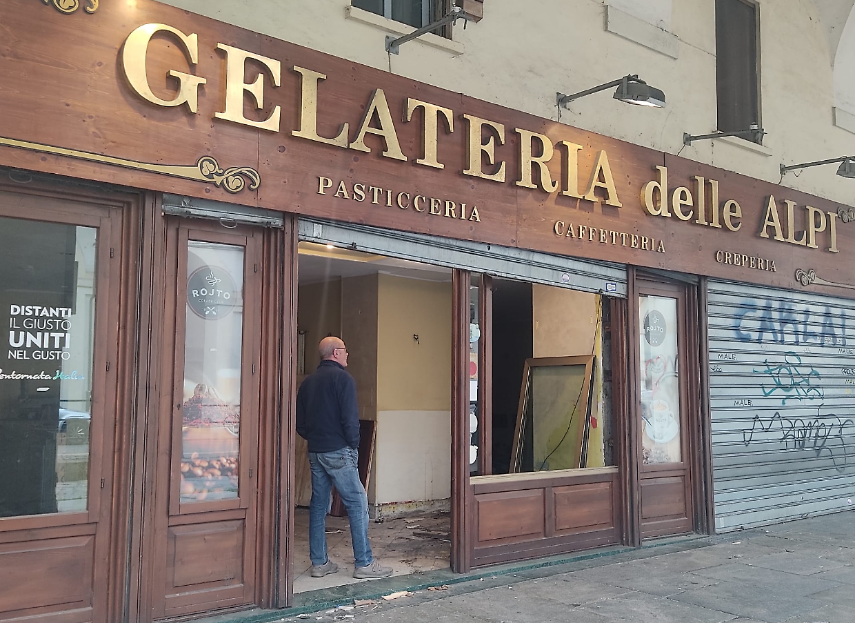 Lavori alla Gelateria delle Alpi