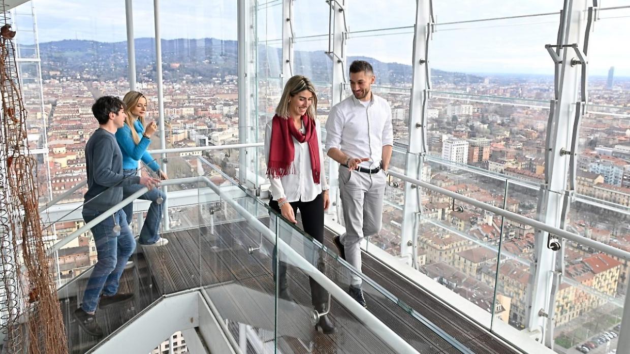 Intesa Sanpaolo, premi fino a 3.200 ai dipendenti (e azioni per 6.000 euro) in Italia