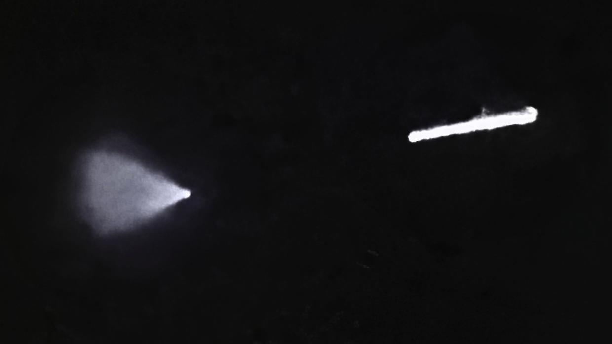 La scia nel cielo e l&rsquo;Italia col naso all&rsquo;ins&ugrave;: UFO, Starlink o solo un effetto smartphone?