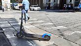 Anche i non vedenti contro i monopattini: petizione per fermare il noleggio