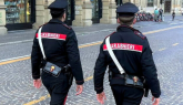 Mirafiori, carabinieri liberi dal servizio arrestano il ladro che rompe i finestrini
