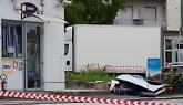 Torino, 19enne si schianta all'alba contro un distributore di benzina: auto in fiamme