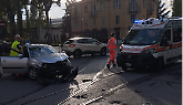 Corso Unione, suv Mercedes si schianta contro una Seat e finisce contro le auto in sosta