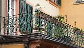 «Si masturbava sul balcone» finisce a processo per stalking
