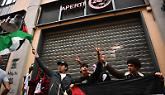 Corteo per la Palestina, i commercianti di via Madama abbassano le serrande: blindato il Carrefour FOTO
