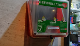 Collegno, inaugurato il defibrillatore. Ma nella teca non c’è nulla.