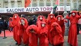 Torino, le Red Rebels al Salone dell’Auto: la protesta silenziosa contro il lusso su quattro ruote