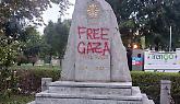 Imbrattato il monumento ai Reduci di Russia: scritte “Gaza libera” sul cippo commemorativo