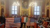 La protesta in Consiglio Comunale: bandiere di Israele, Stati Uniti e Palestina agitano la Sala Rossa