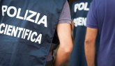Si lancia dal balcone durante lo sfratto. Ecco cosa è successo