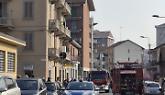 Incendio in carrozzeria: diversi mezzi dei pompieri e polizia sul posto